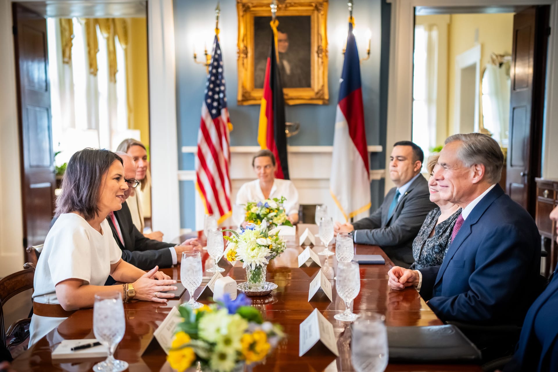 Annalena Baerbock im Gespräch mit Greg Abbott, dem Gouverneur von Texas. Die Außenministerin hält sich bei ihrer USA-Reise in Texas und Washington auf, bevor sie zur UN-Vollversammlung nach New York reist.