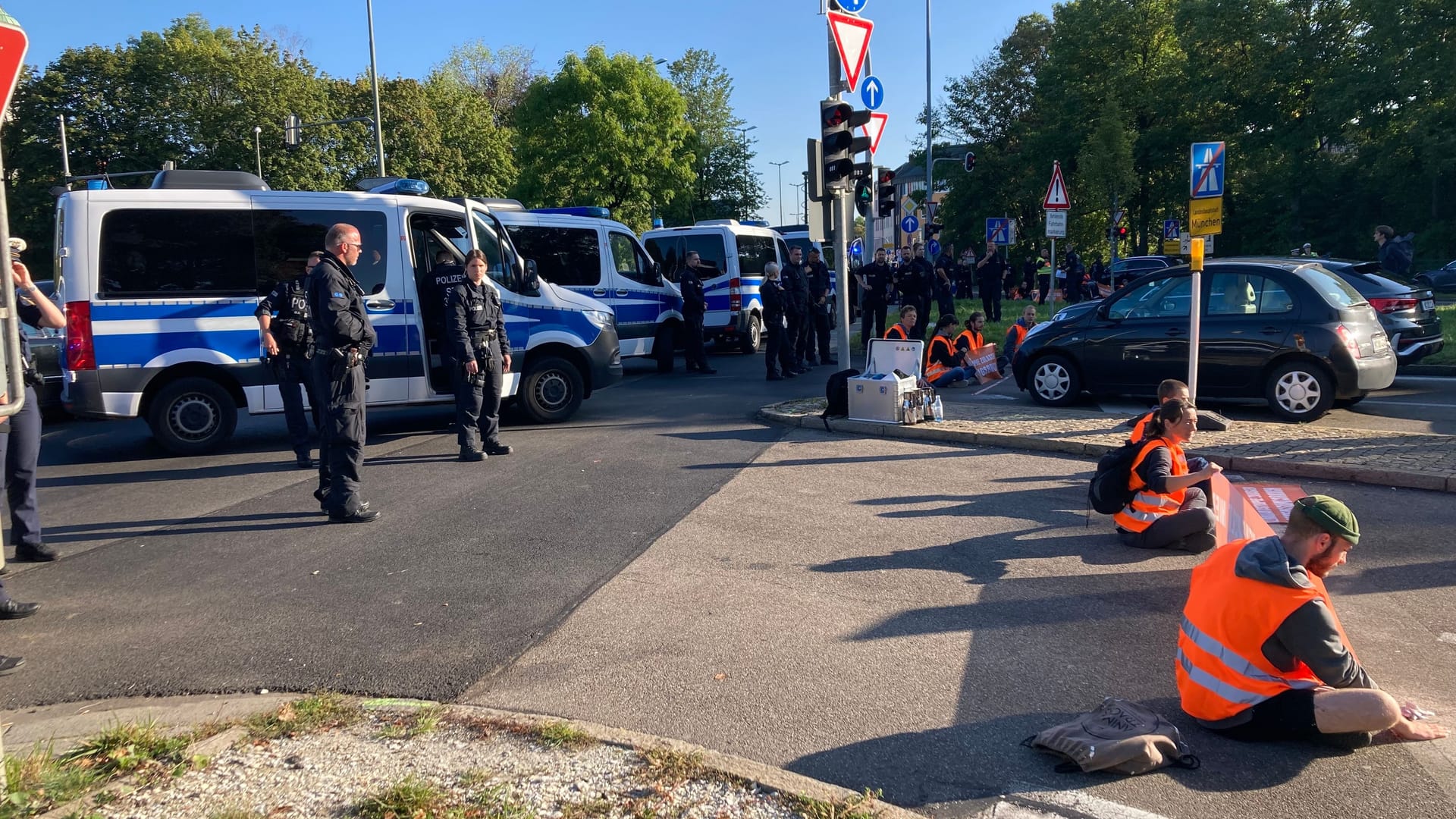 Polizisten und Aktivisten der "Letzten Generation": Die Blockade sorgte für viel Stau im Berufsverkehr.