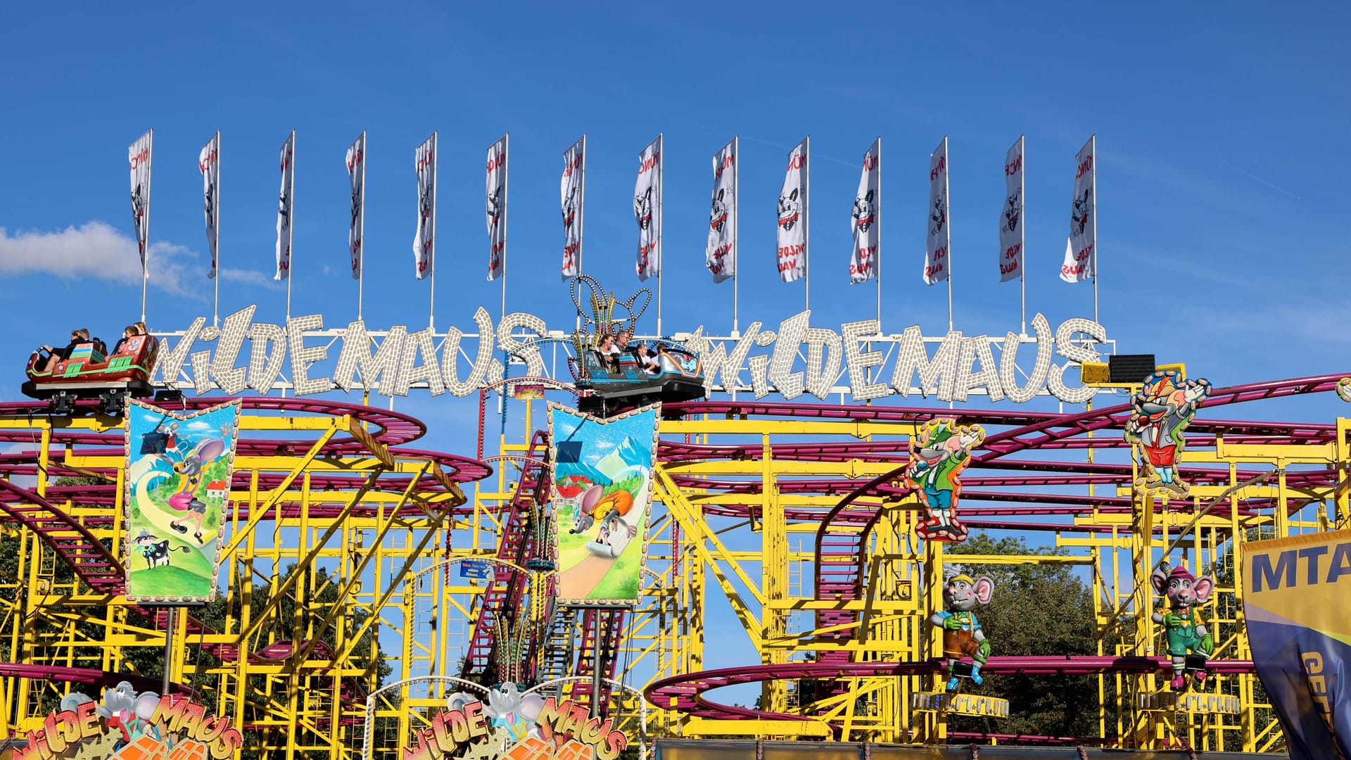 Die Achterbahn "Wilde Maus" auf dem Oktoberfest. Die Achterbahn "Wilde Maus" auf dem Oktoberfest.