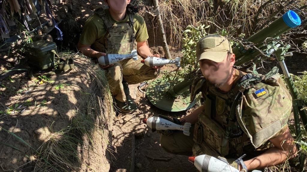 Ukrainische Soldaten mit den Geschossen, die von Marcus Faber signiert wurden.