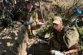 Ukrainische Soldaten mit den Geschossen, die von Marcus Faber signiert wurden.