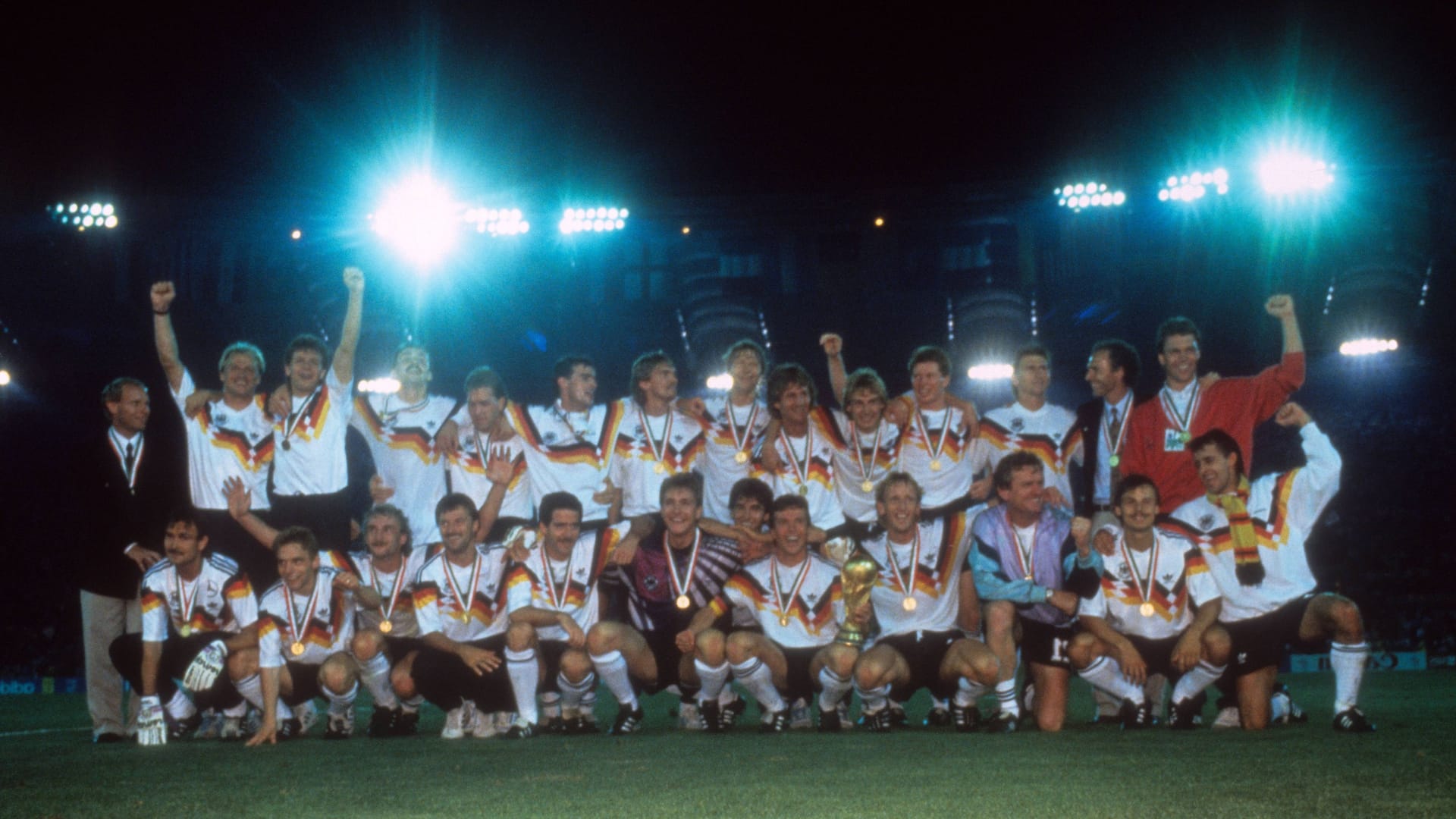 Siegerfoto der Weltmeister 1990, hinten.: Vogts, Pflügler, Möller, Kohler, Köpke, Berthold, Steiner, Buchwald, Mill, Klinsmann, Reuter, Augenthaler, Beckenbauer, Osieck, vorn: Aumann, Häßler, Völler, Hermann, Bein, Illgner, Riedle, Matthäus, Brehme, Maier, Thon, Littbarski.