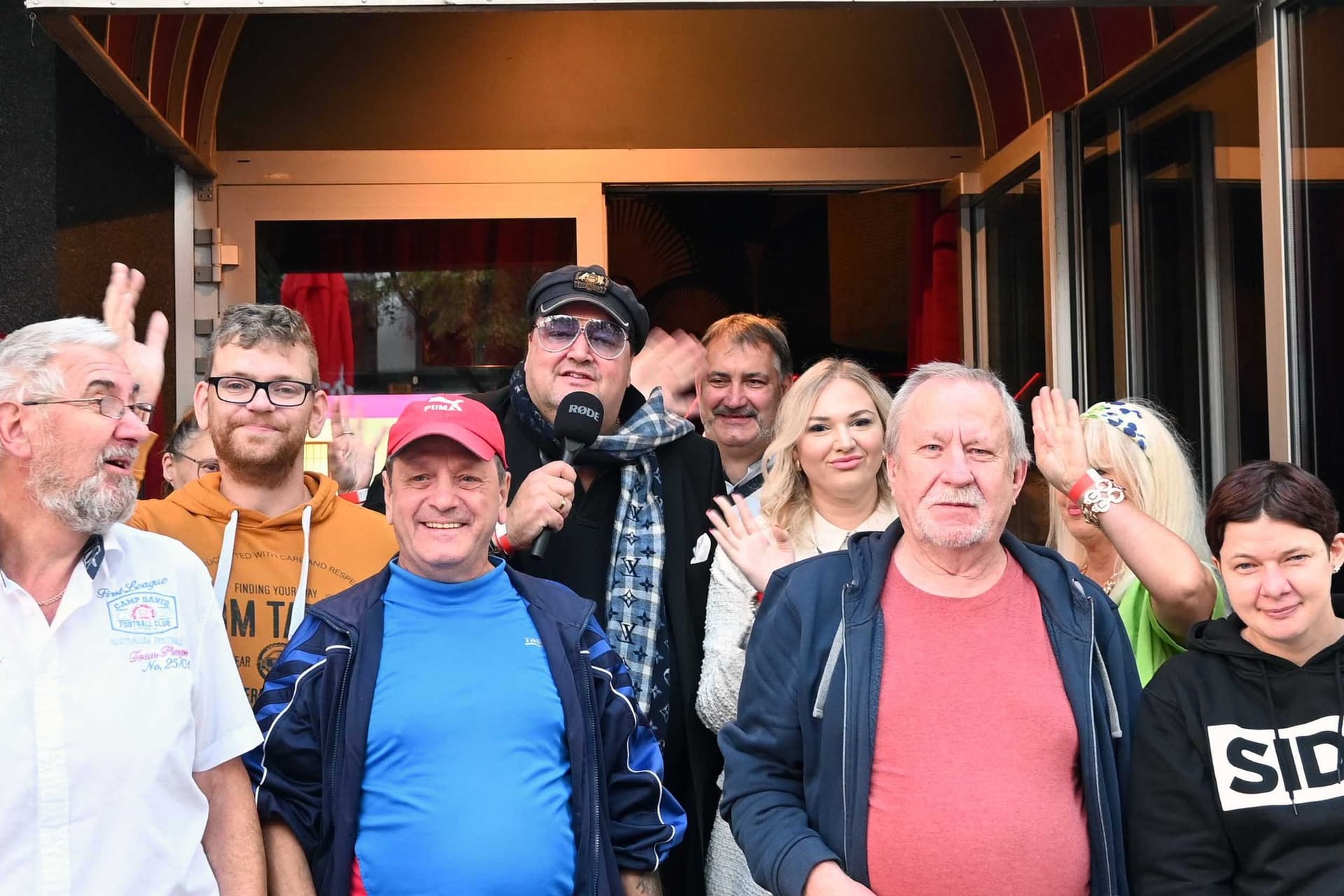 Entertainer Andreas Ellermann (Mitte) mit seinen Gästen: Sie besuchten die 'Pulverlesque'-Show im "Pulverfass-Cabaret" auf der Reeperbahn.