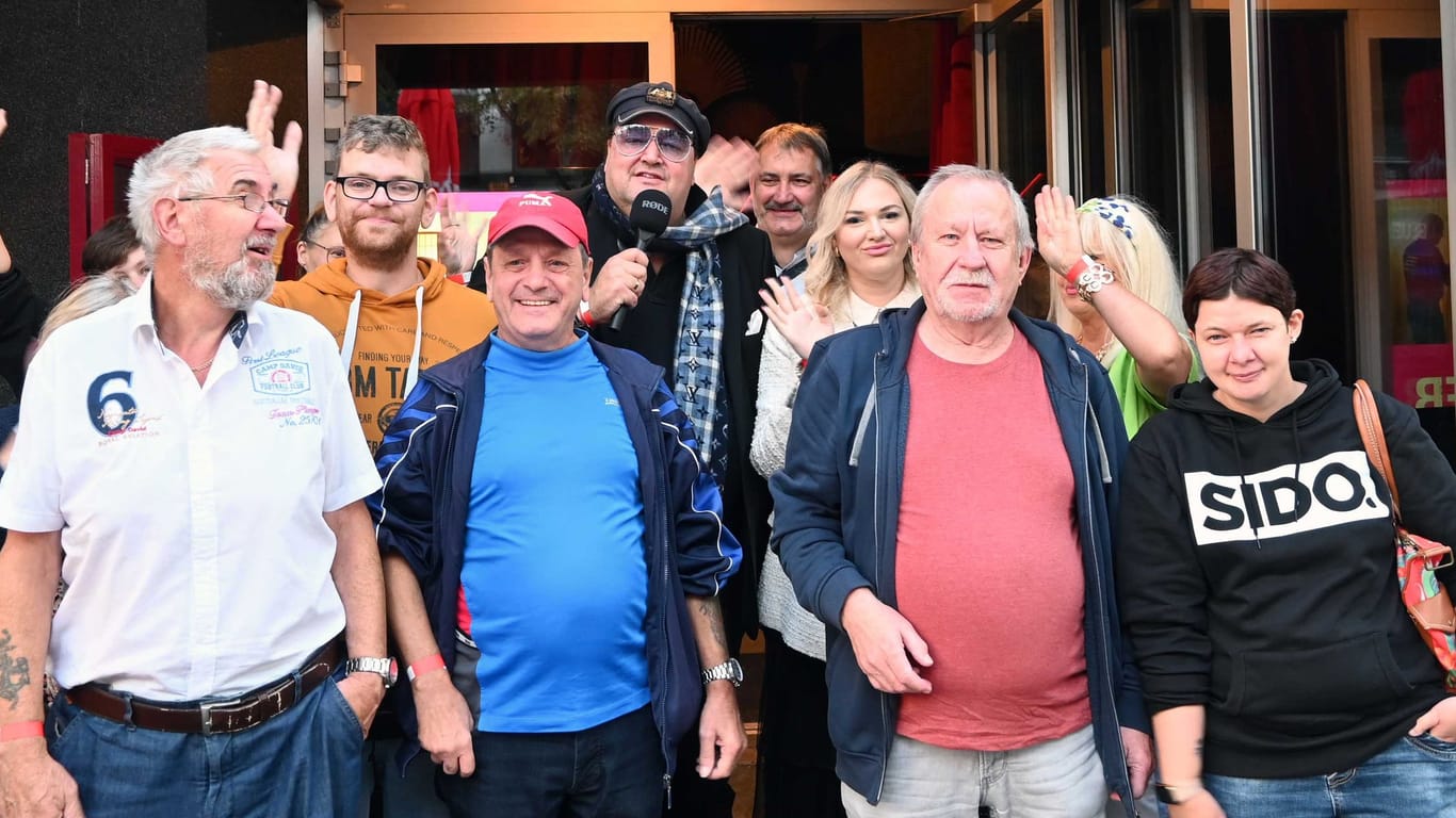 Entertainer Andreas Ellermann (Mitte) mit seinen Gästen: Sie besuchten die 'Pulverlesque'-Show im "Pulverfass-Cabaret" auf der Reeperbahn.