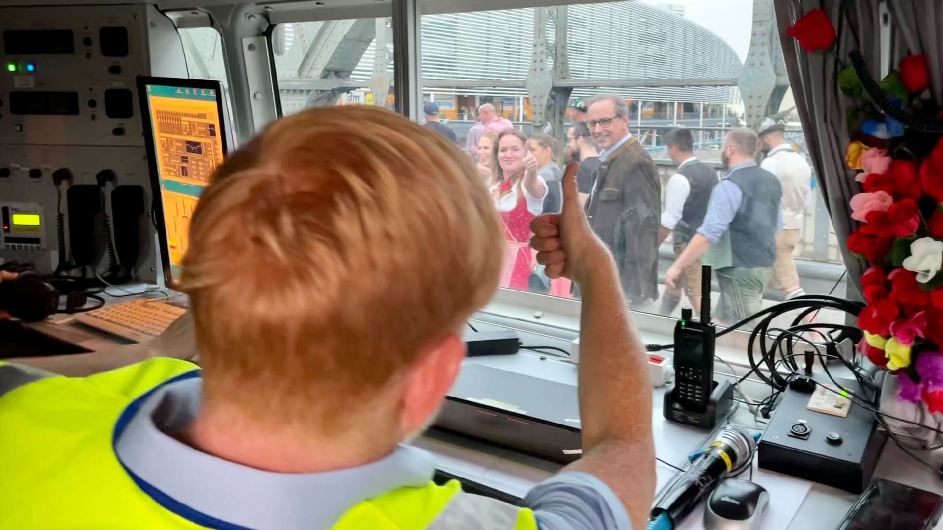 Daumen hoch: Die musikalische Untermalung durch die Polizei kommt gut an.