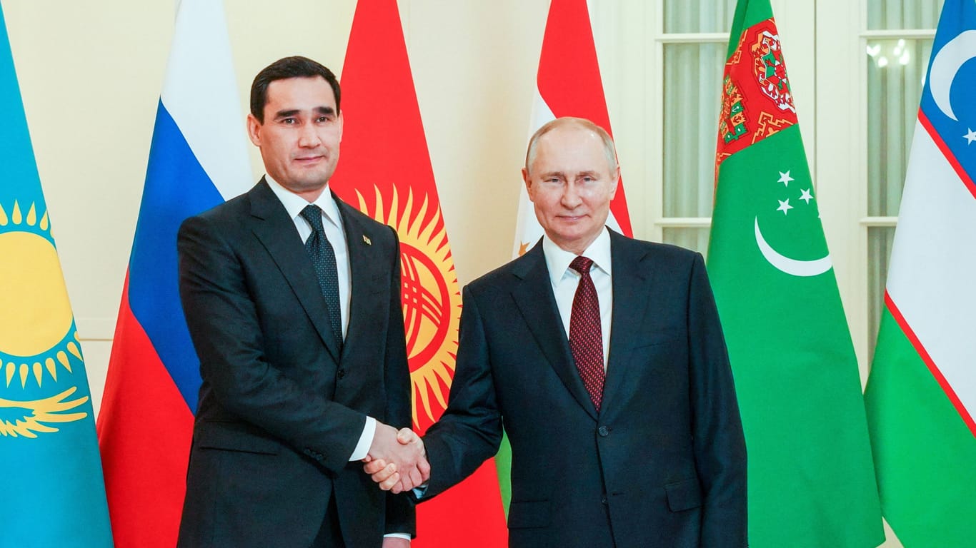 Der russische Präsident Wladimir Putin und der turkmenische Präsident Serdar Berdimuhamedow: In dem Land ist die russische Propaganda stark vertreten.