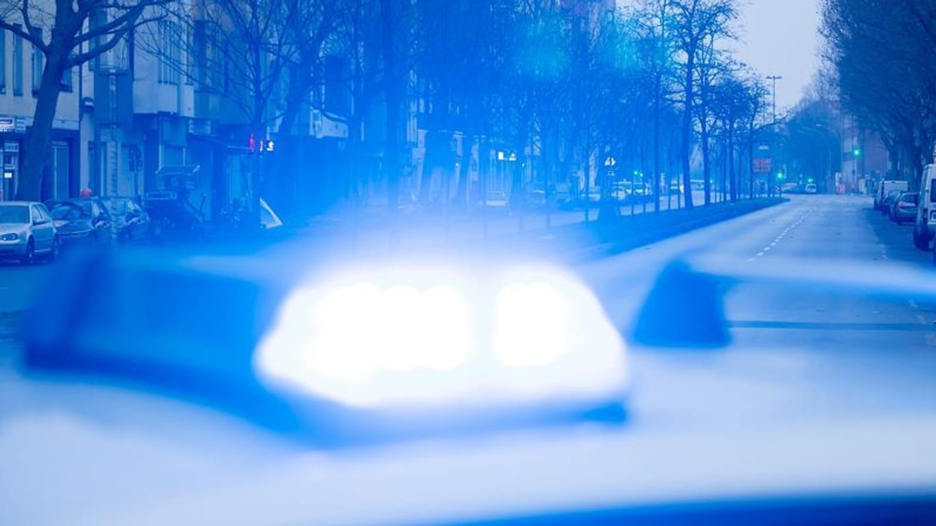 Ein Blaulicht leuchtet auf dem Dach eines Streifenwagens der Polizei (Symbolbild): Die Polizei in Köln hat das Zimmer eines 13-jährigen Neonazis durchsucht.