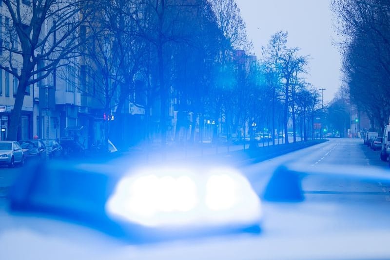 Ein Blaulicht leuchtet auf dem Dach eines Streifenwagens der Polizei (Symbolbild): Die Polizei in Köln hat das Zimmer eines 13-jährigen Neonazis durchsucht.