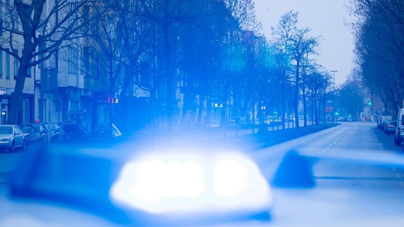 Ein Blaulicht leuchtet auf dem Dach eines Streifenwagens der Polizei (Symbolbild): Die Polizei in Köln hat das Zimmer eines 13-jährigen Neonazis durchsucht.