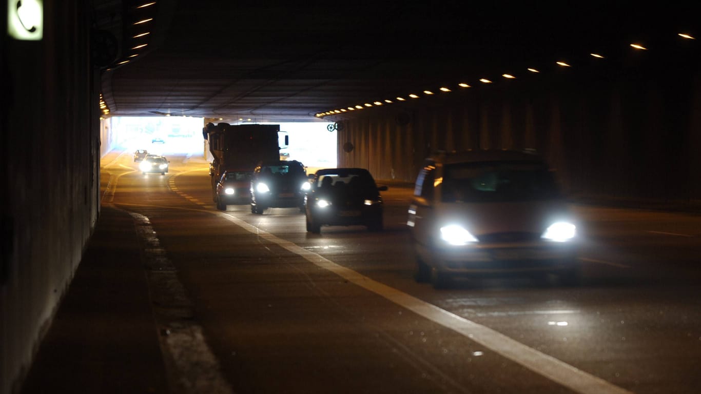 Verkehr im Uni-Tunnel der A-46 in Düsseldorf.