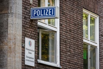 Polizeipräsidium Essen: Wegen rechtsextremer Beiträge in mehreren Chatgruppen wird gegen acht Polizisten ermittelt.