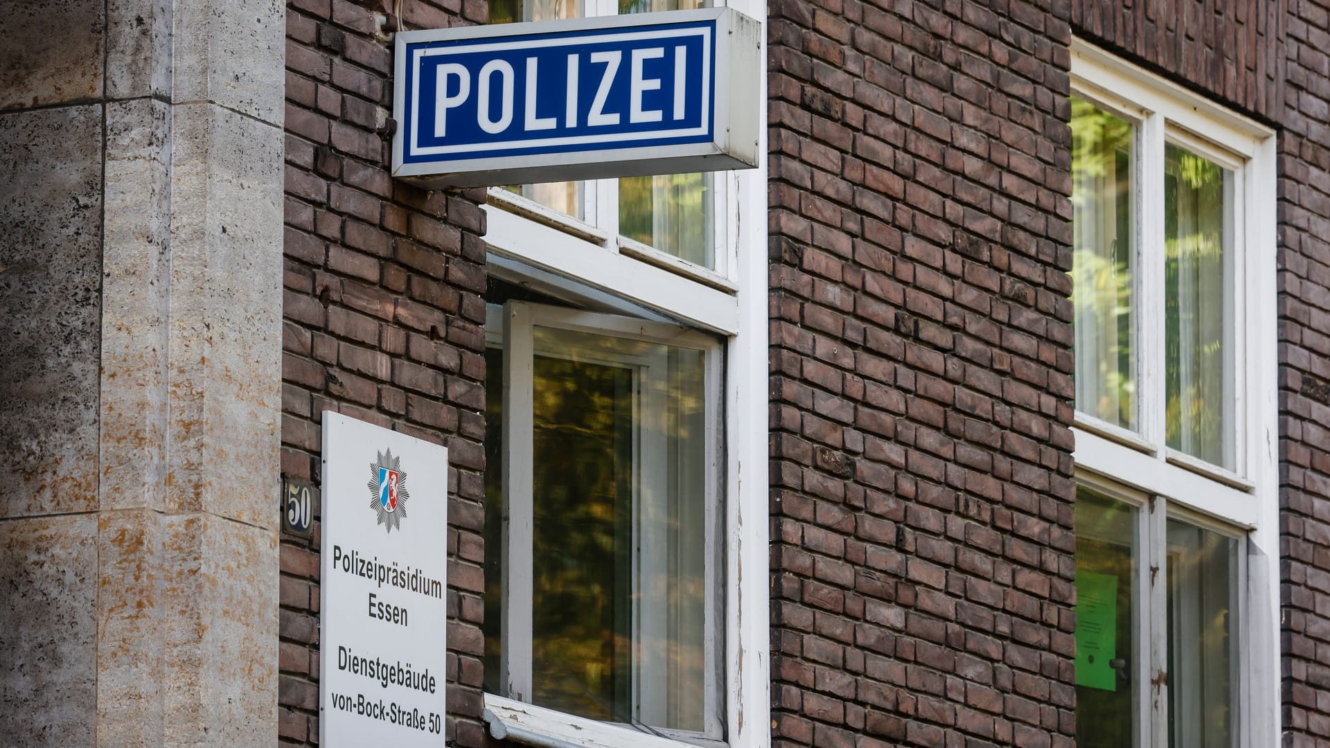 Polizeipräsidium Essen: Wegen rechtsextremer Beiträge in mehreren Chatgruppen wird gegen acht Polizisten ermittelt.