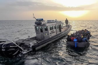Die tunesische Küstenwache stoppt ein Boot mit Migranten.