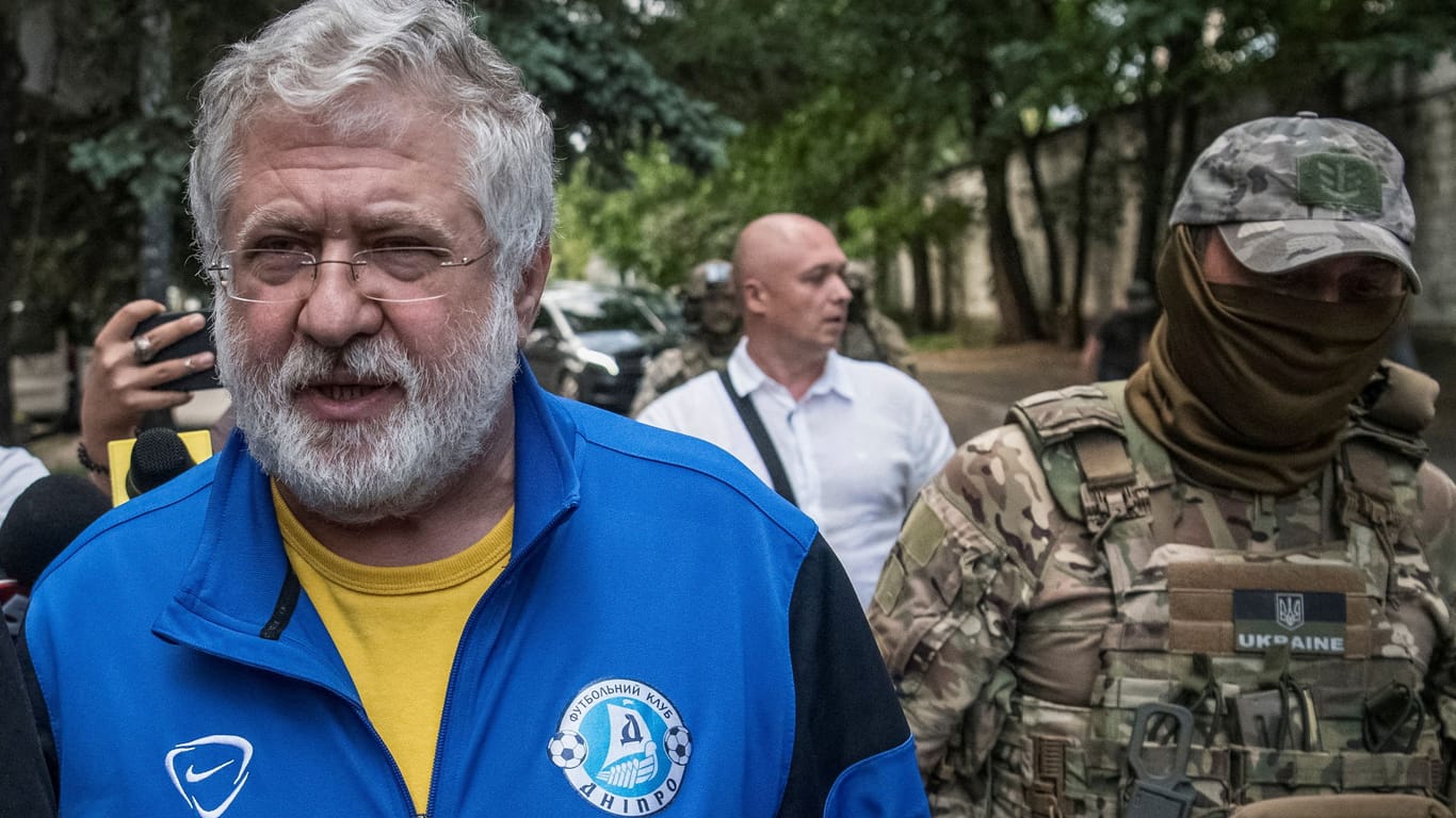 Der prominente Milliardär Ihor Kolomoisky wird von Einsatzkräften zu einem Gericht in Kiew begleitet.