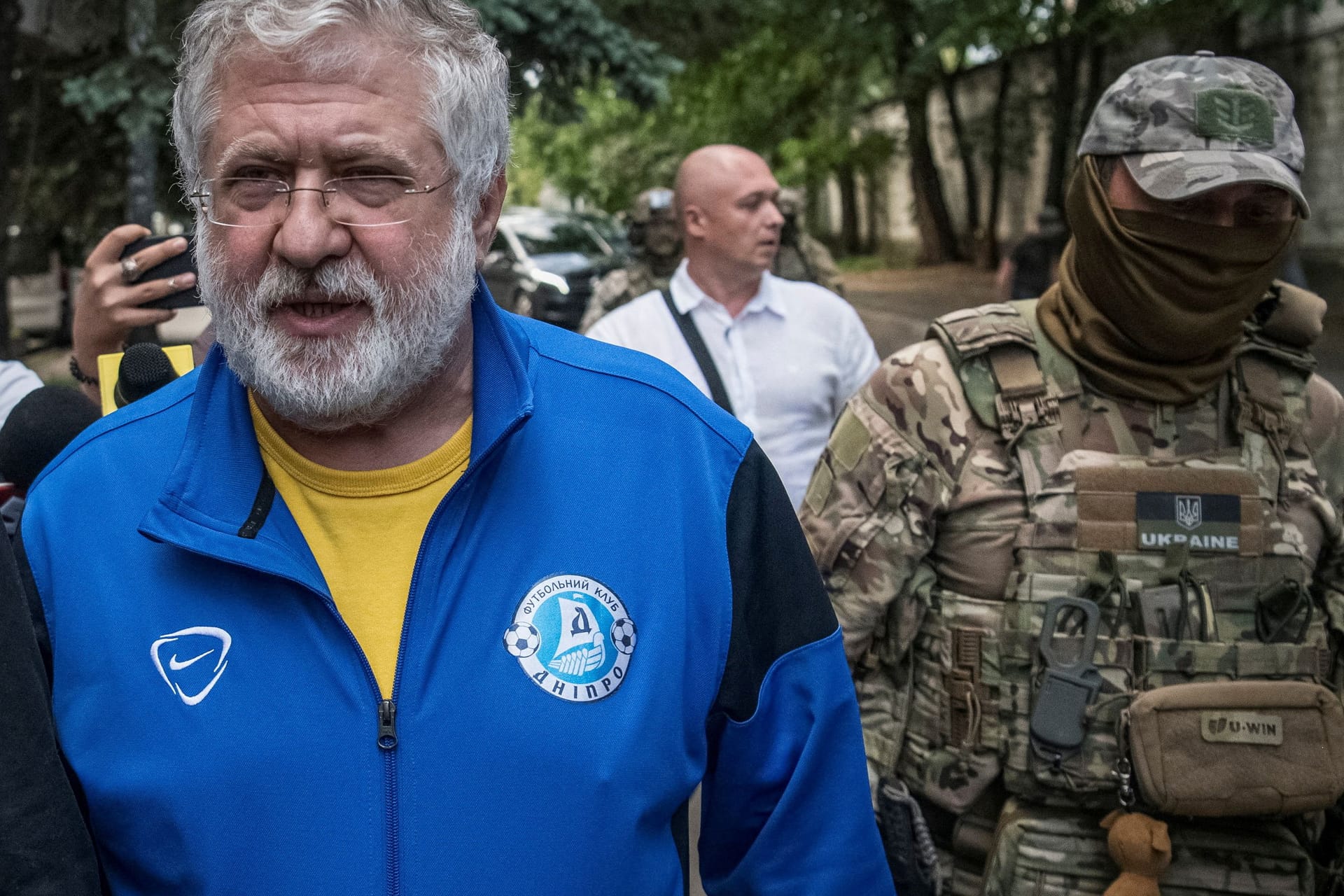 Der prominente Milliardär Ihor Kolomoisky wird von Einsatzkräften zu einem Gericht in Kiew begleitet.