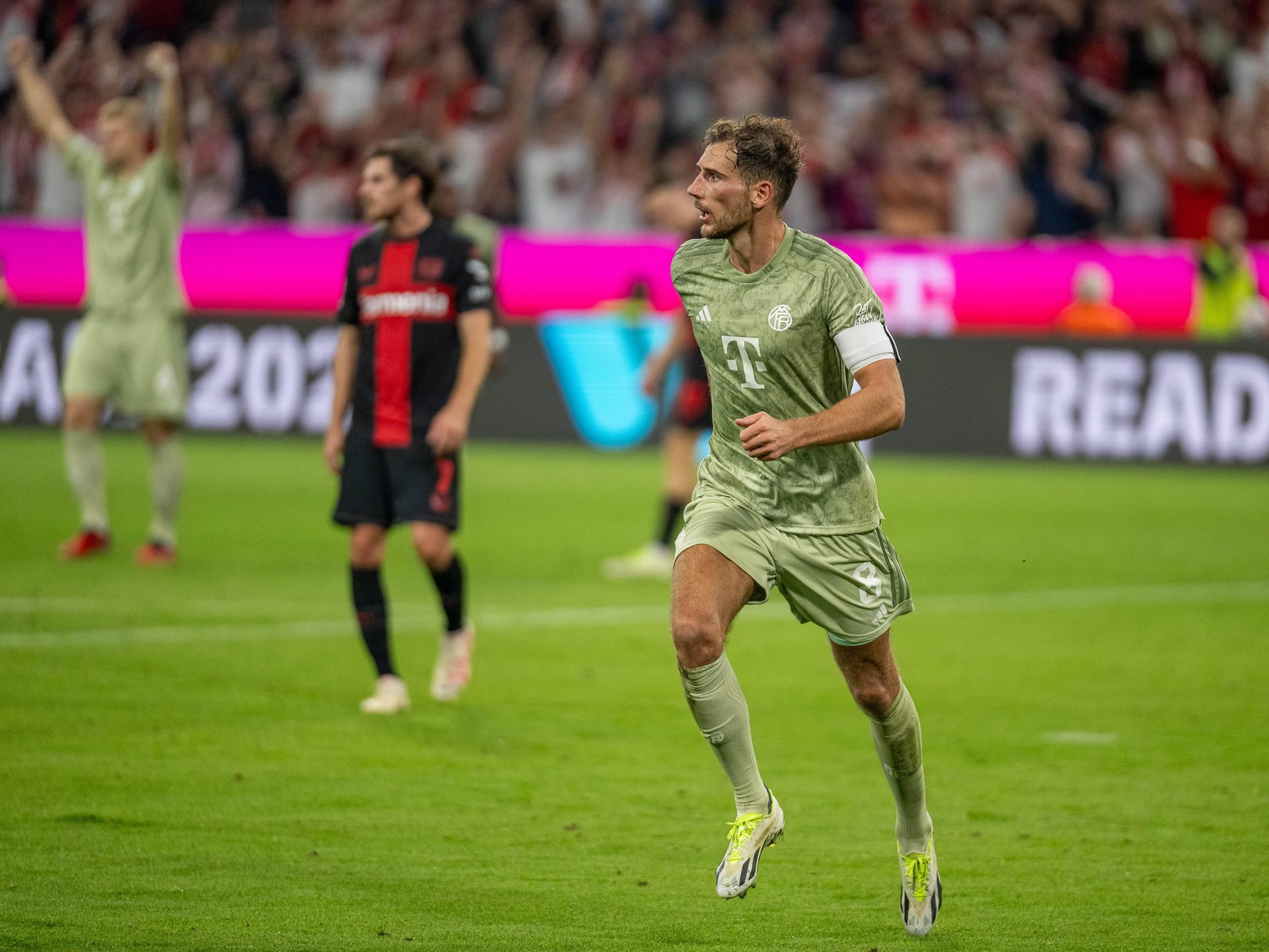 Leon Goretzka: Suchte bei seinem ersten energischen Vorstoß Kane (6.) – sein Pass war aber zu ungenau. Hrádecký entschärfte seinen etwas zu zentral geratenen Kopfball kurz vor der Pause gerade noch. Verlor den Zugriff im Mittelfeld dann etwas. Zeigte aber viel Einsatz und belohnte sich mit dem späten Siegtreffer. Note 3