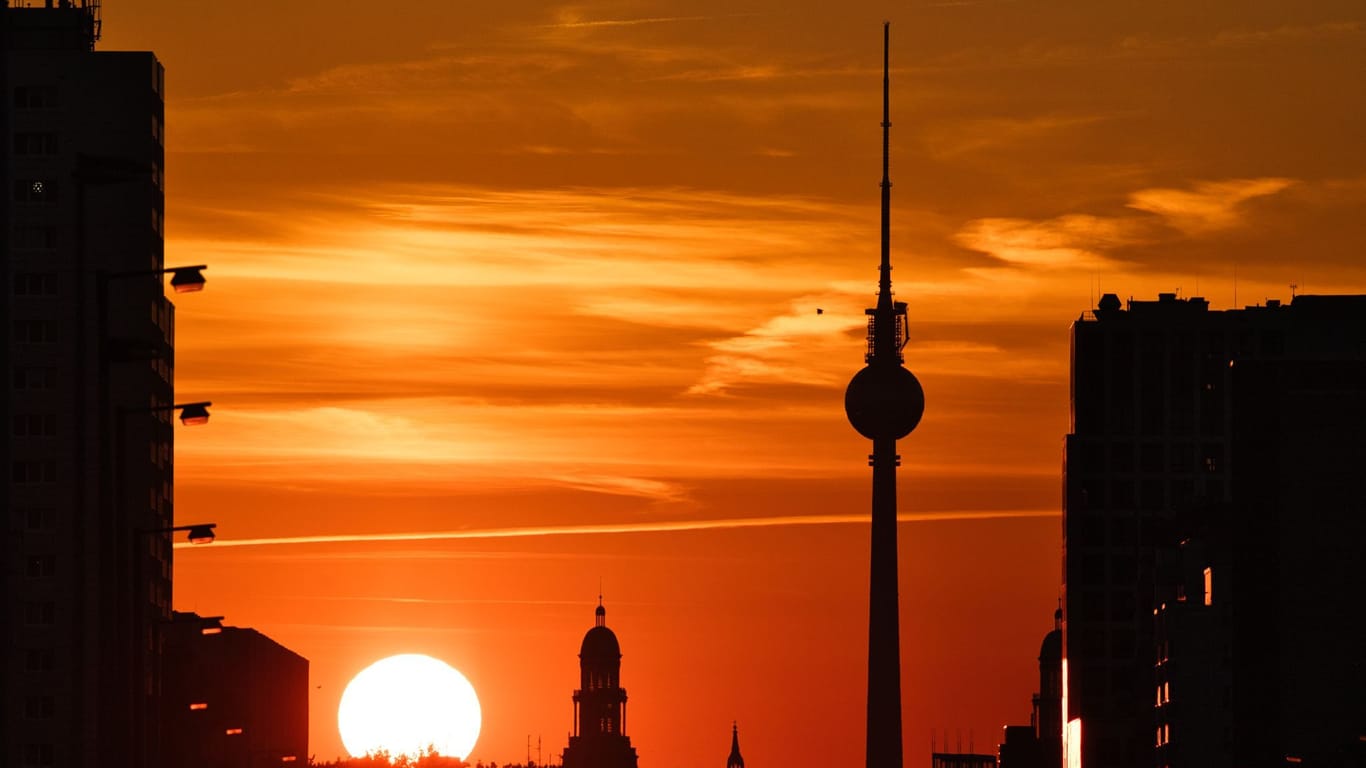 Im Licht der untergehenden Sonne ist der Fernsehturm nur als Silhouette zu erkennen: Bald endet der Sommer in der Hauptstadt.