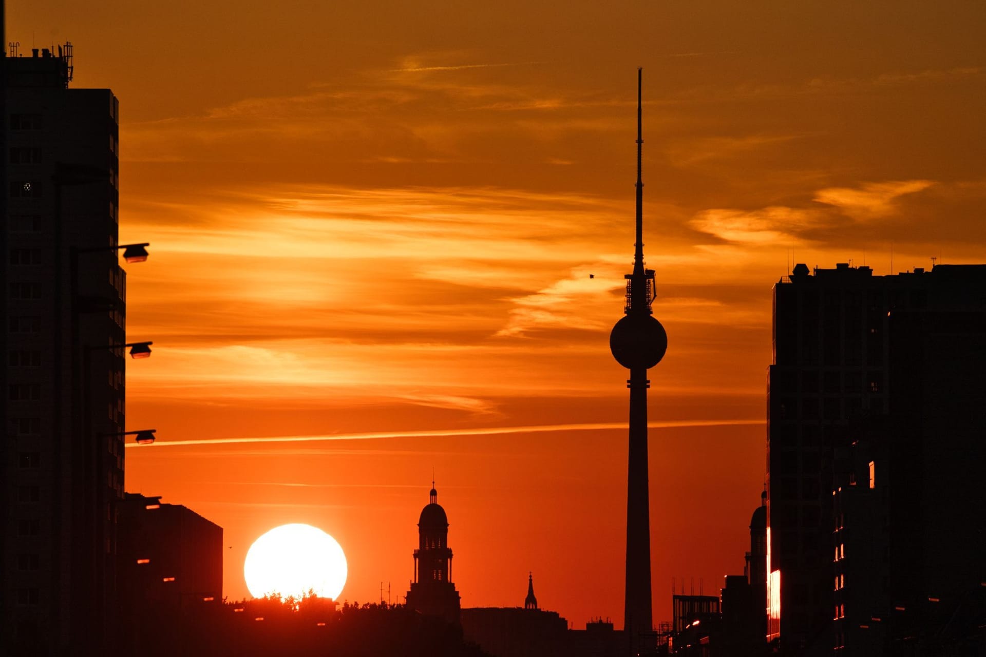 Im Licht der untergehenden Sonne ist der Fernsehturm nur als Silhouette zu erkennen: Bald endet der Sommer in der Hauptstadt.