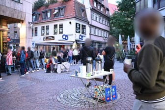Menschen warten in den frühen Morgenstunden vor der Ausländerbehörde in der Stuttgarter Innenstadt auf einen Termin.