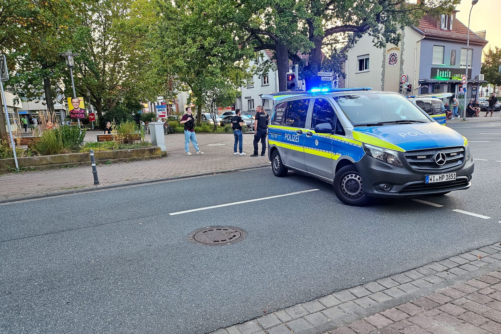 Großaufgebot vom Polizei in Mörfelden: Der unbekannte Mann konnte nicht gefasst werden.