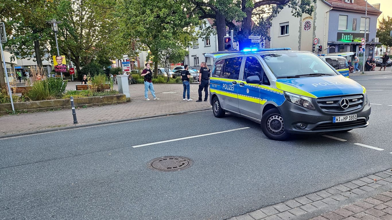 Großaufgebot vom Polizei in Mörfelden: Der unbekannte Mann konnte nicht gefasst werden.