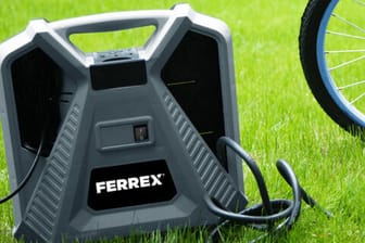 Der Kompressor von Ferrex pumpt den Auto- und Fahrradreifen oder Luftmatratzen und Bälle auf.