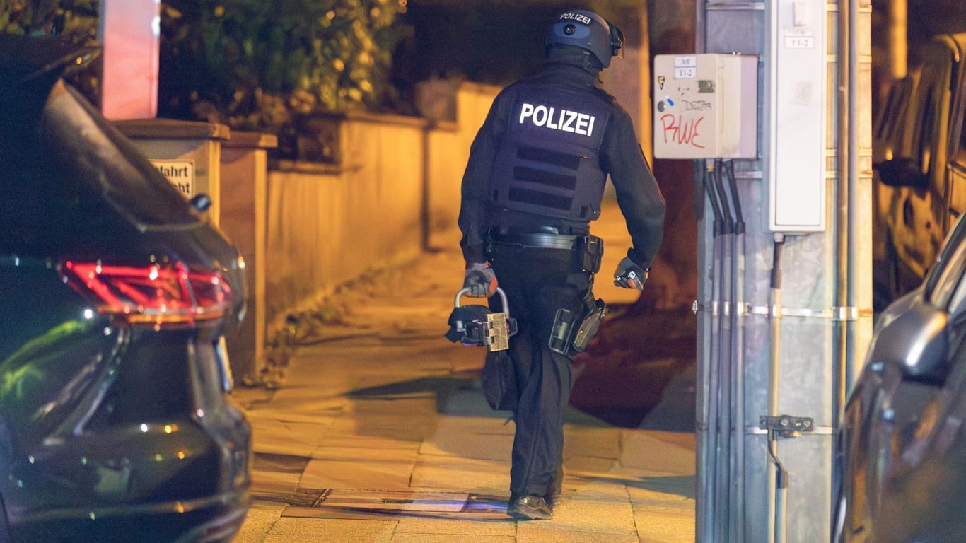 Razzia in Essen: Ein Polizist trägt beim Einsatz einen hydraulischen Türöffner.