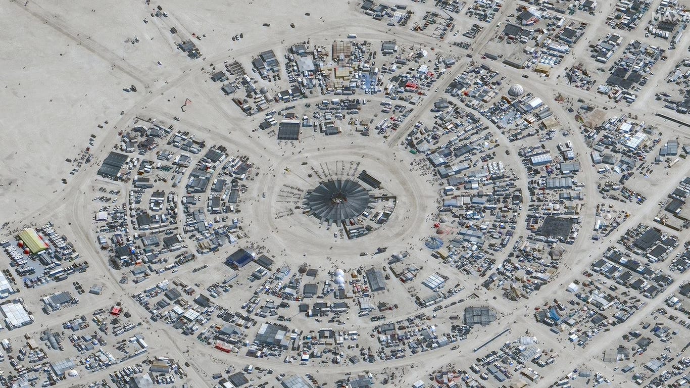 Eine Satellitenaufnahme zeigt die Ausmaße des Festivals in der Wüste Nevadas.