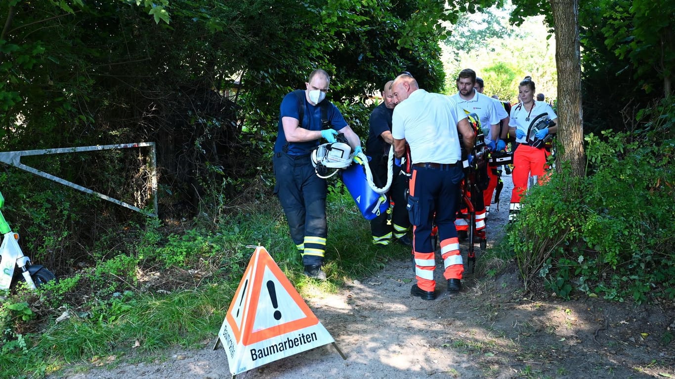 Unglück in Jenfeld: Sanitäter bergen den abgestürzten Baumkletterer.