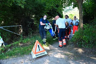 Unglück in Jenfeld: Sanitäter bergen den abgestürzten Baumkletterer.
