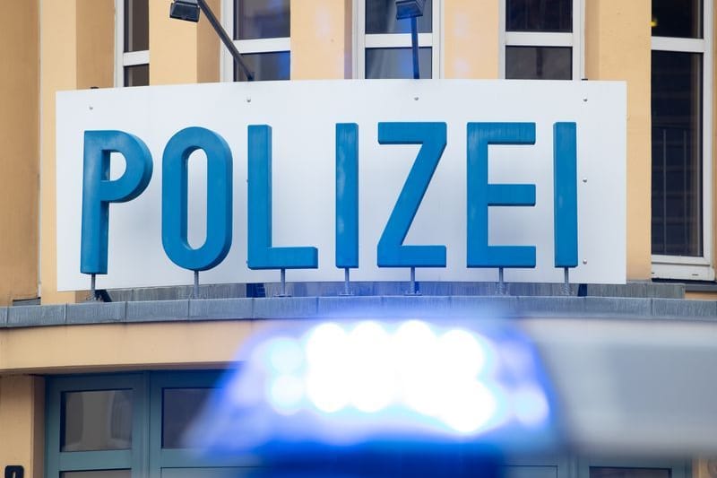 Ein Einsatzwagen der Polizei steht vor einer Dienststelle (Symbolbild): Ein Cold Case in Essen wurde möglicherweise gelöst.