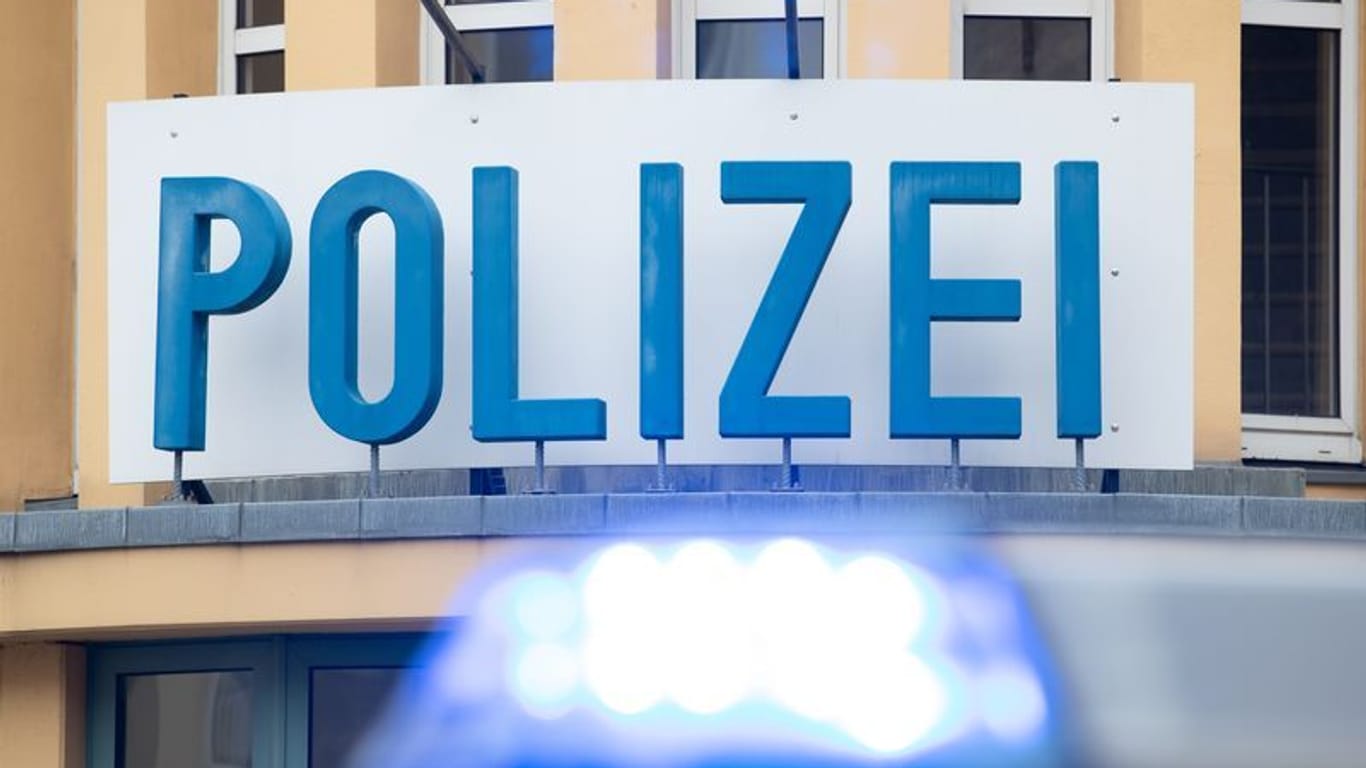 Ein Einsatzwagen der Polizei steht vor einer Dienststelle (Symbolbild): Ein Cold Case in Essen wurde möglicherweise gelöst.