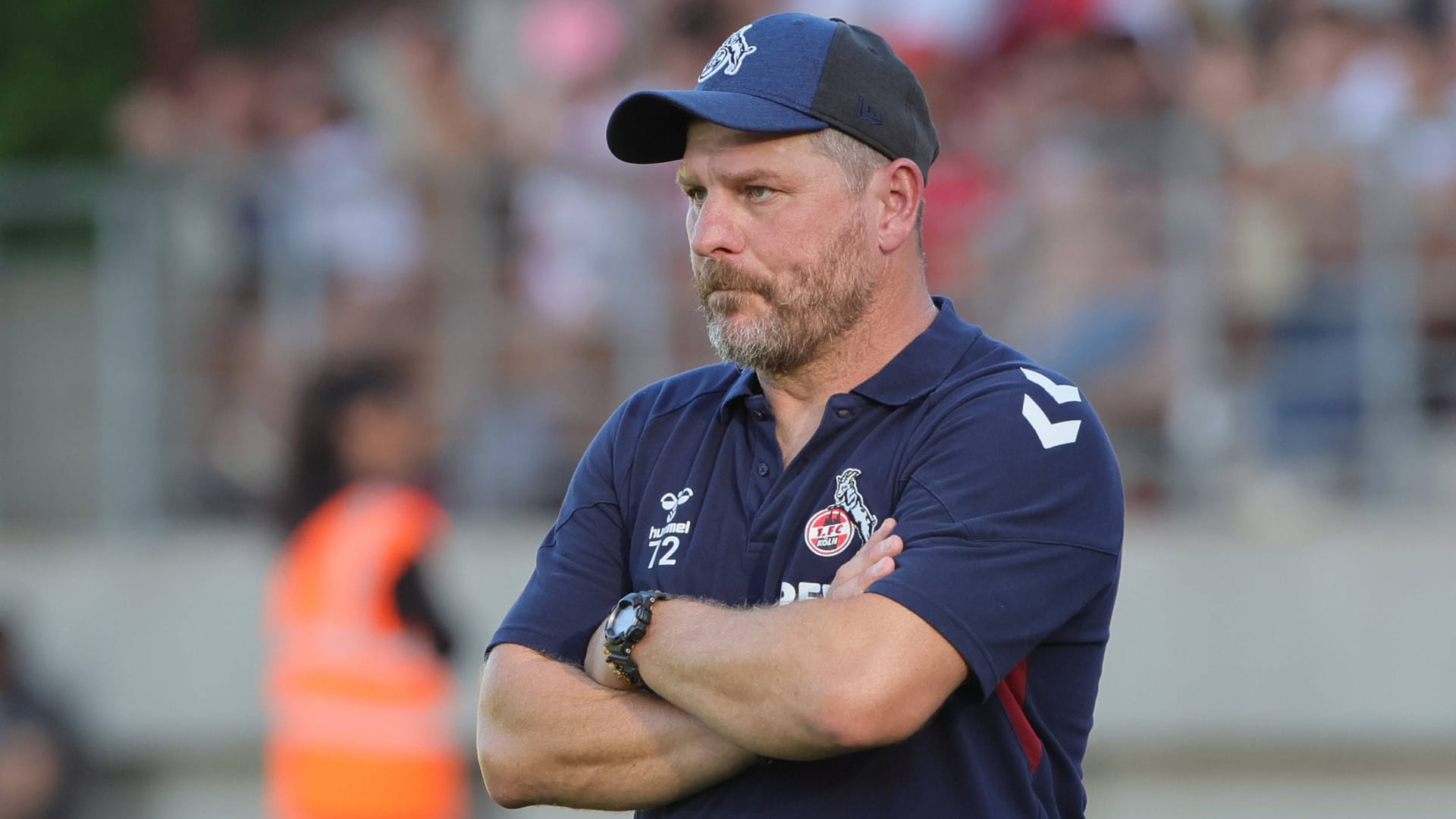 Steffen Baumgart: Der Trainer des 1. FC Köln forderte seine Spieler zu einer Wette auf. Steffen Baumgart: Der Trainer des 1. FC Köln forderte seine Spieler zu einer Wette auf.