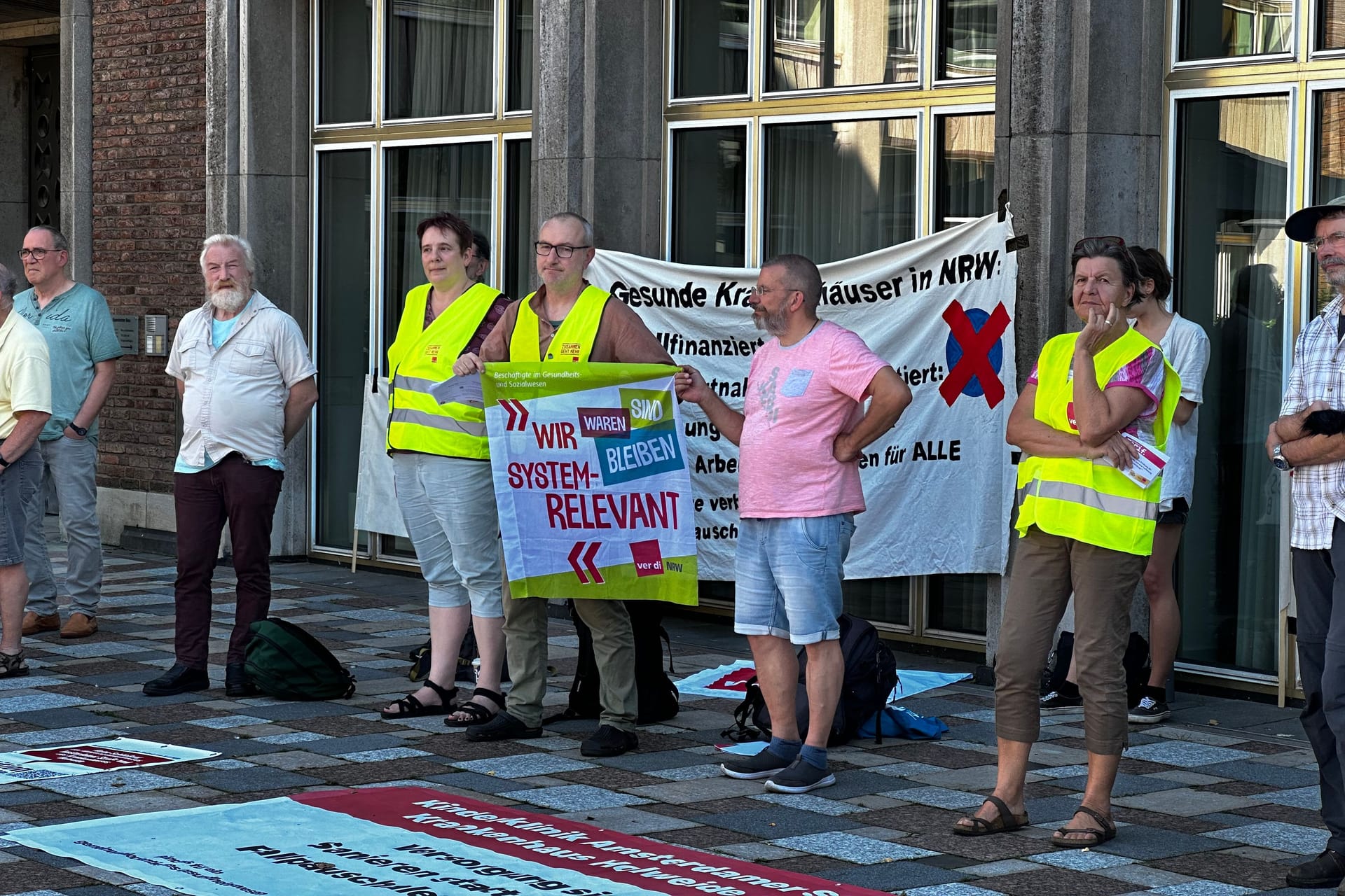 Demonstranten vor dem Kölner Rathaus: Sie protestieren gegen eine Schließung der Krankenhäuser.