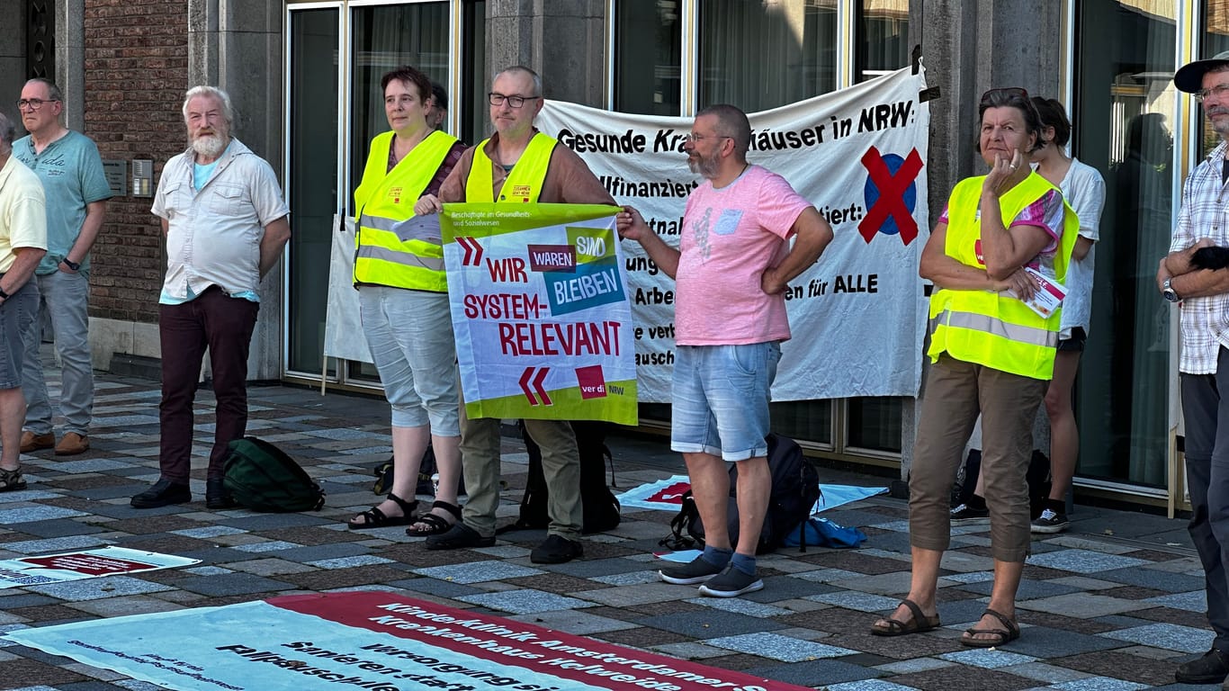 Demonstranten vor dem Kölner Rathaus: Sie protestieren gegen eine Schließung der Krankenhäuser.