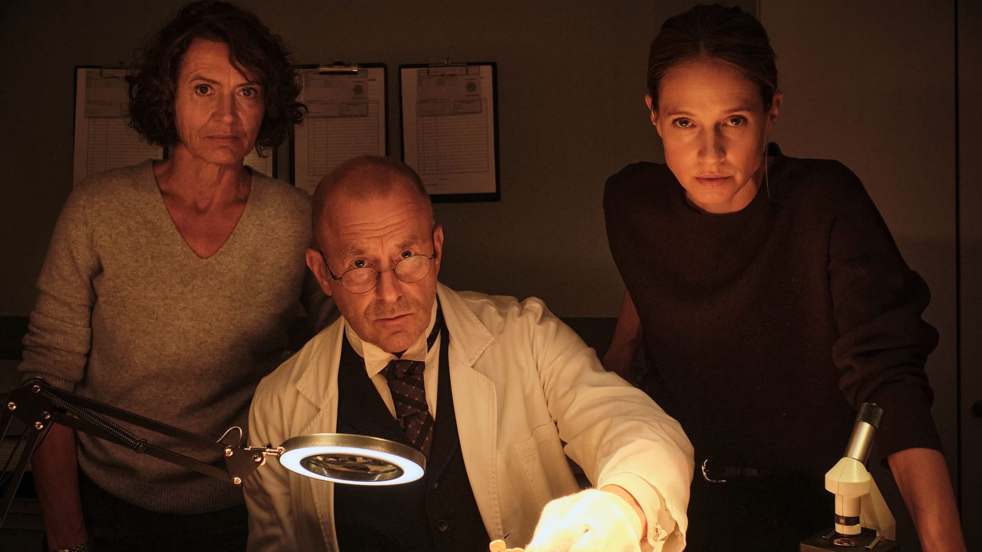 "Tatort – Gold": Ulrike Folkerts als Lena Odenthal, Lisa Bitter als Johanna Stern und Heino Ferch als Nibelungen-Spezialist Dr. Albert Dürr "Tatort – Gold": Ulrike Folkerts als Lena Odenthal, Lisa Bitter als Johanna Stern und Heino Ferch als Nibelungen-Spezialist Dr. Albert Dürr