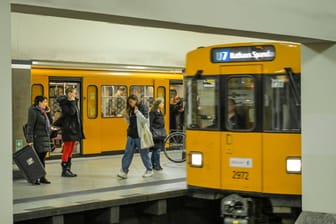ZΓΌge der U7 am U-Bahnhof Mehringdamm (Archivbild): ZΓΌge der U7 am U-Bahnhof Mehringdamm (Archivbild):