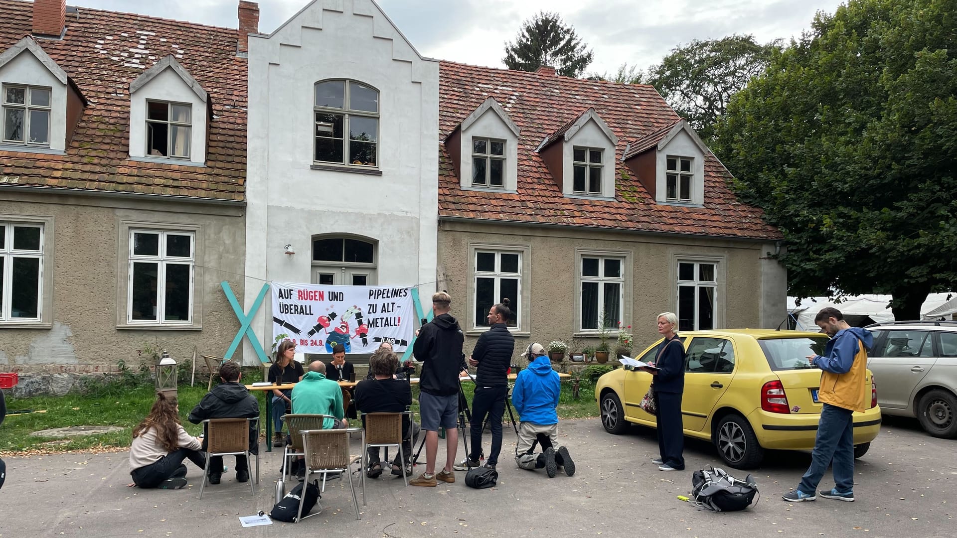 Die Aktivisten und lokale Verbände gegen das LNG-Terminal bei einer Pressekonferenz auf dem Hof.