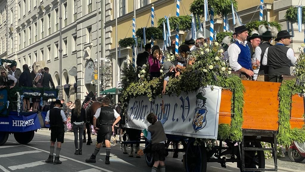 In der Maximilianstraße reiht sich Pferdegespann an Pferdegespann.