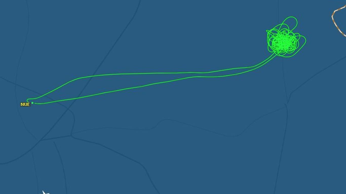 Der seltsame Flug von D-FEPG nach dem Start am Nürnberger Flughafen zeigt sich auf der Kurve bei Flight-Radar.