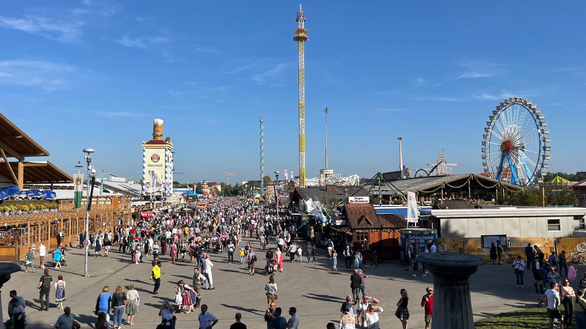 Das Festgelände ist auch unter der Woche gut gefüllt: Auch die Biergärten vor den Zelten laden zum Verweilen ein.