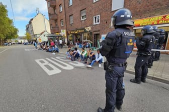Bei den Ausschreitungen am Wochenende in Stuttgart waren am Ende ober 300 Polizeibeamte im Einsatz.