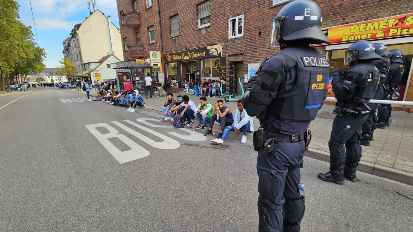 Bei den Ausschreitungen am Wochenende in Stuttgart waren am Ende ober 300 Polizeibeamte im Einsatz.