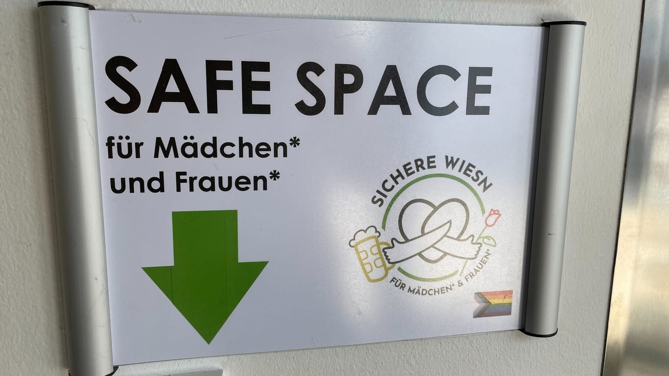 Ein Schild zeigt den Weg zum Safe-Space: Fotos im Inneren sind nicht erlaubt.