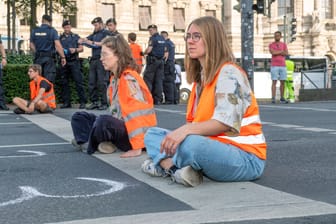 Klimaaktivisten bei Straßenblockade (Symbolfoto): In Berlin soll ein Mitglied der Gruppe eine ungewöhnlich hohe Strafe erhalten haben.