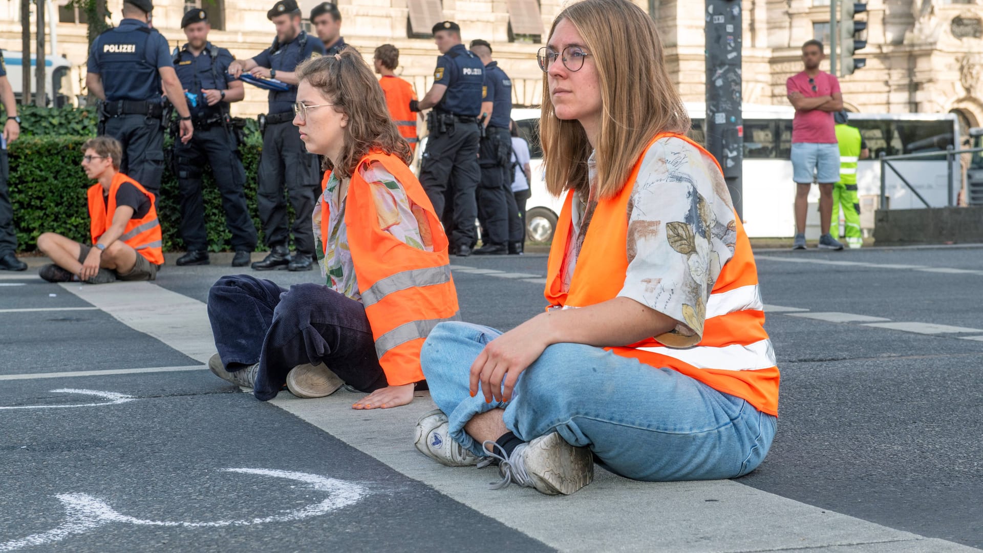 Klimaaktivisten bei Straßenblockade (Symbolfoto): In Berlin soll ein Mitglied der Gruppe eine ungewöhnlich hohe Strafe erhalten haben.