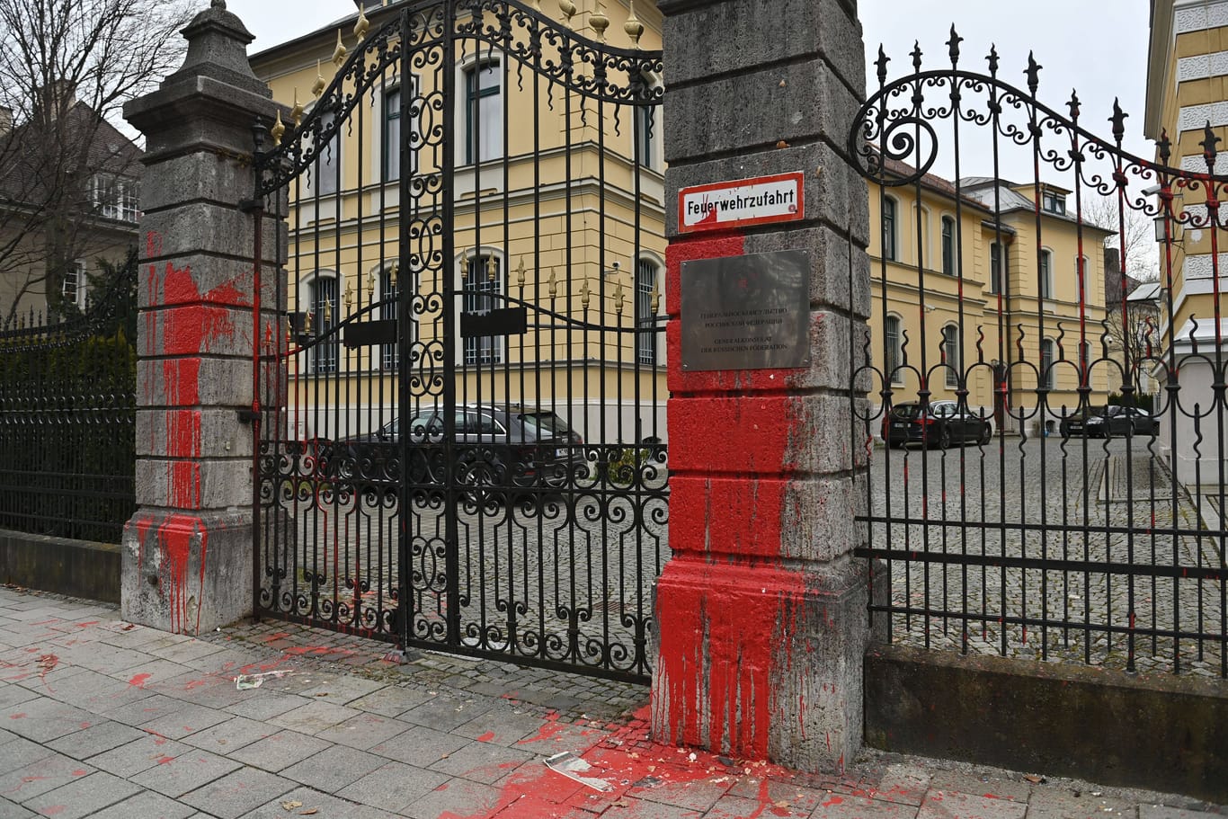 Die Farbspuren am Eingang des Generalkonsulats (Archivbild): Unbekannte hinterließen sie im August 2022.