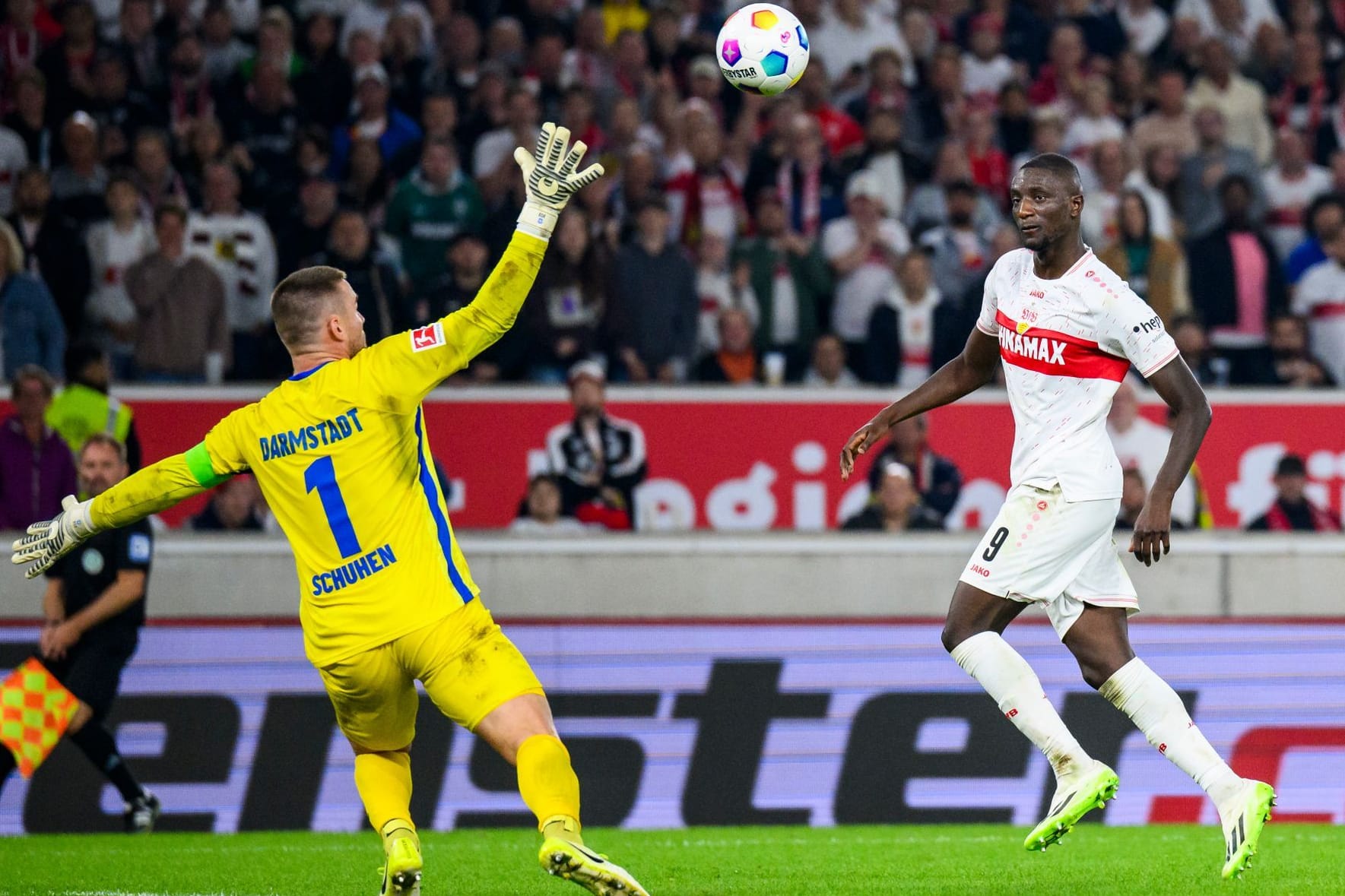Das Tor zum 3:1: Guirassy (r.) hebt den Ball über Darmstadt-Torwart Schuhen.