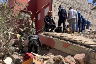 Rettungsteams suchen nach Verschütteten: Immer wieder muss das Innenministerium Marokkos die Zahl der Toten und Verletzten aktualisieren.