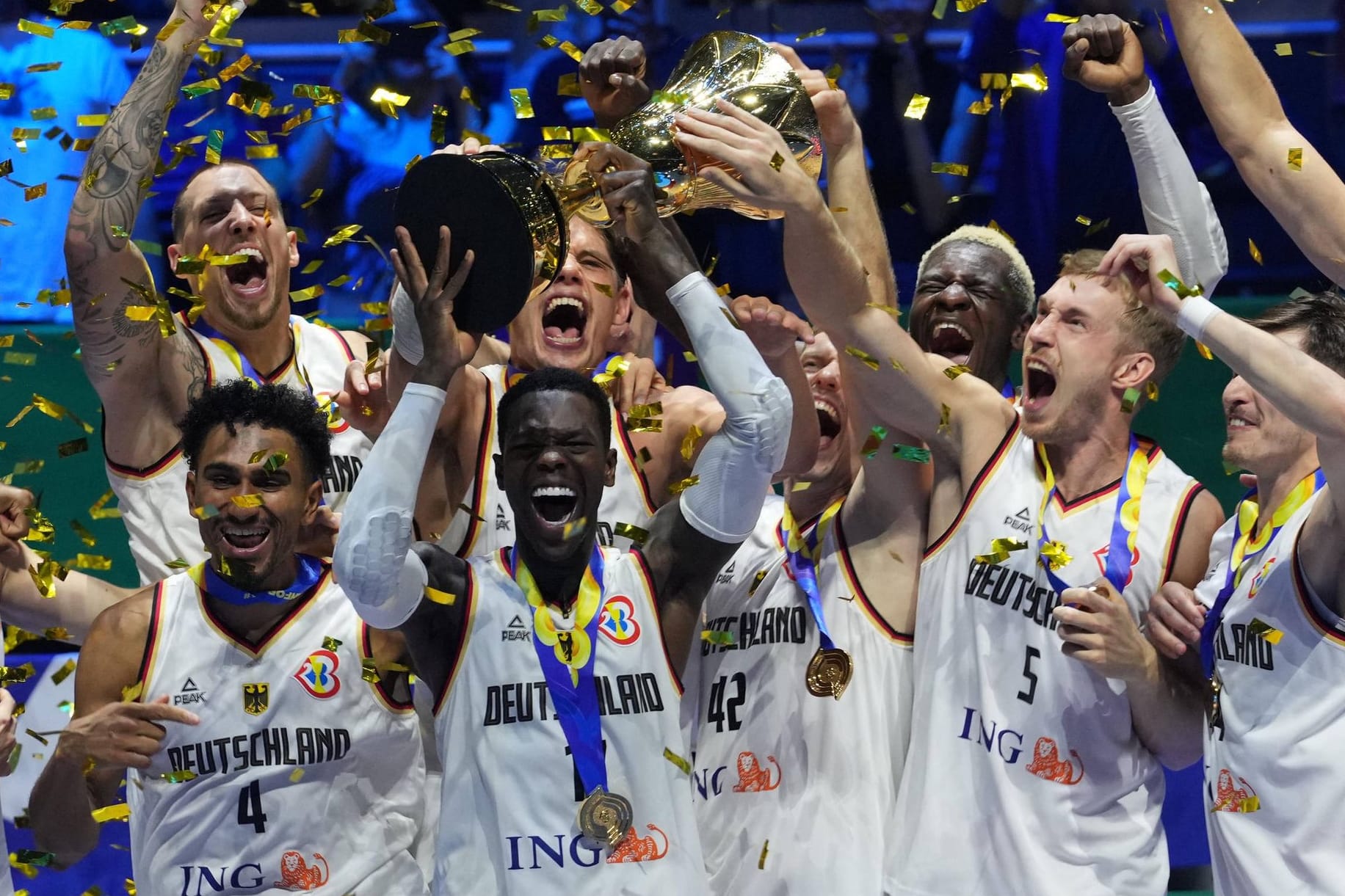 Dennis Schröder mit dem Pokal: Deutschland ist Weltmeister.